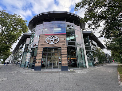 M.C.F. Motor Company Fahrzeugvertriebsgesellschaft mbH - Toyota Vertragshändler