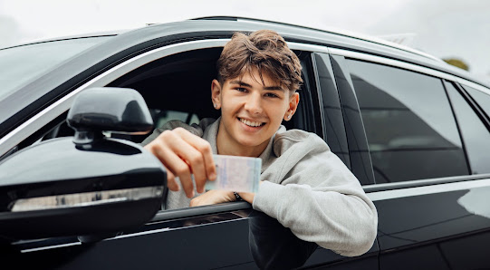DIE AUTOHAUS FAHRSCHULE, direkt im ahg Autohaus Böblingen