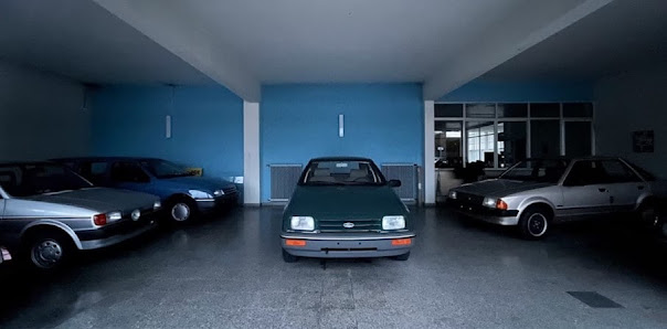 Ehemaliges Autohaus Ford Auto-Stock