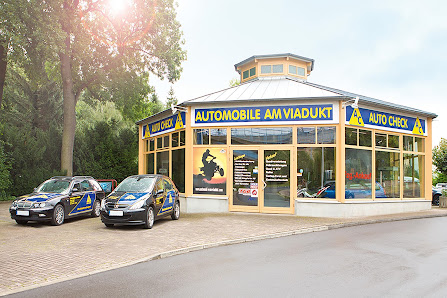 Automobile Am Viadukt