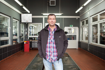Peters Autoservice: Kfz-Meisterbetrieb und unabhängiger Kfz-Fachbetrieb für Fahrzeugtechnik und Reifenservice in Neumünster